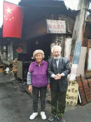 柴火烟气，氤氲小巷幸福