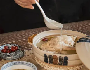 炖鸡汤盲目加料　养生药膳变“毒膳”