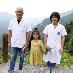 最美医生徐晓婵:带着女儿去驻村1