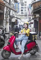 走近外卖女骑手:一路奔跑笑对生活1