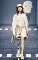 汶川地震中失去右腿的女孩牛钰,好飒!1