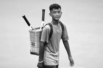 追梦吧，背篓网球少年