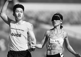“女飞人”刘翠青:我有“两双明亮的眼睛”1