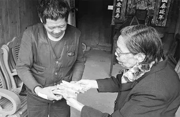 “诚信奶奶”陈金英：背可以驼，腰不能弯1