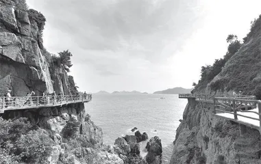 夜游亭下湖，一池碧水洗铅华