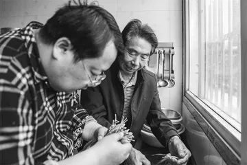苦楝树的温暖守护：四姓之家来了憨憨继父