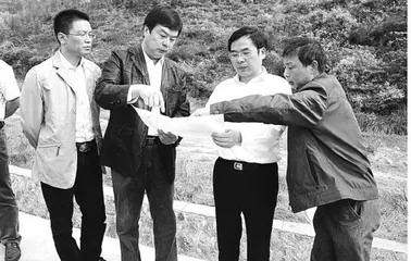 “一夜惊怜丝吐尽, 三乡切盼燕归来”1