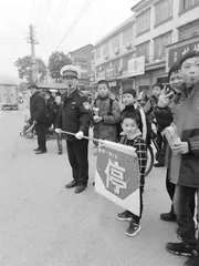 花甲老师护学16年：车辚辚，马萧萧，一杆令旗立人潮