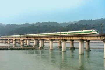 钢铁巨龙跨越山海