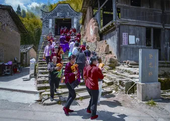 端午趣俗 走桥抛粽祭屈原2