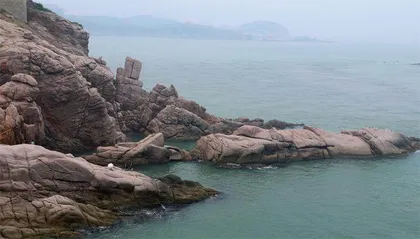 海蚀地貌：浪花与岩石的交响曲