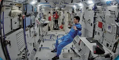 航天员边“养鱼”边做太空实验?13
