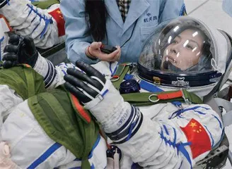 王亚平讲述出舱:“伸手摘星”的梦想实现了!(下)1
