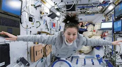 王亚平讲述出舱:“伸手摘星”的梦想实现了!(下)2