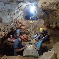 如何在岩壁洞穴中寻觅古生物化石?1