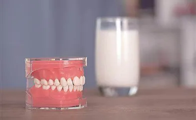 磕掉的牙可放牛奶中暂存