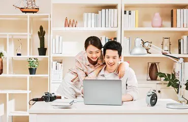 夫妻都居家　丈夫更“划算”