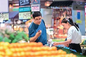 把扩内需放在更加突出的位置1