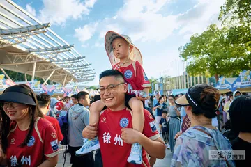 在热浪中呐喊：“苏超”赛场内的人1