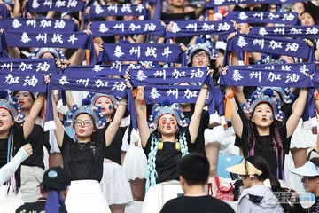 在热浪中呐喊：“苏超”赛场内的人3