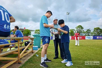 在热浪中呐喊：“苏超”赛场内的人5