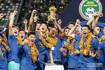 在热浪中呐喊：“苏超”赛场内的人6