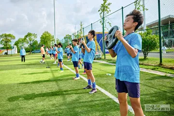在热浪中呐喊：“苏超”赛场内的人7