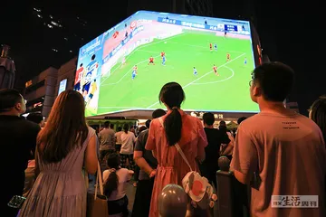 在热浪中呐喊：“苏超”赛场内的人8