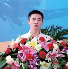 傅文韬驾“蛟龙”百潜深海