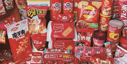 热辣滚烫的零食折扣店，正走向“愚昧之巅”