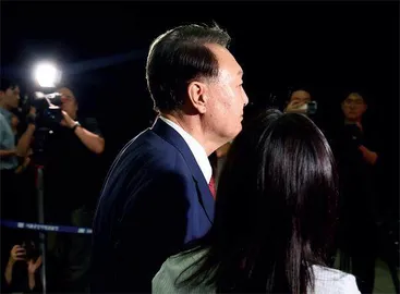 脱衣拒捕：尹锡悦的新闹剧