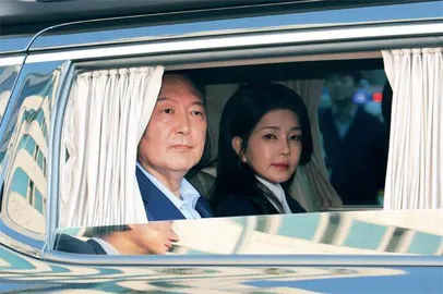 脱衣拒捕：尹锡悦的新闹剧1
