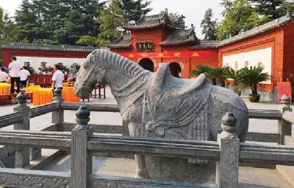 若问佛门古今事，请君只看白马寺