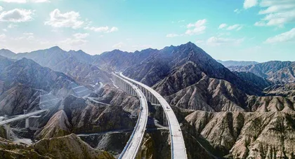 穿越天山，连“天路”为“地网”