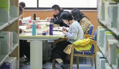 面对“毕业指挥棒”,大学生应该怎么办1