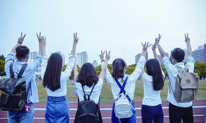 面对“毕业指挥棒”,大学生应该怎么办2