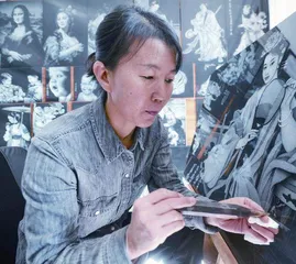 听,她在石板上“讲故事”2