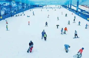   南方流行“大冰箱”里滑雪