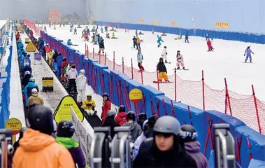 南方流行“大冰箱”里滑雪3