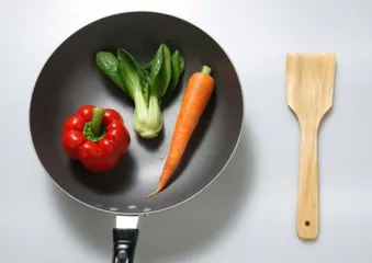 菜市场挤满了求“代炒”的年轻人
