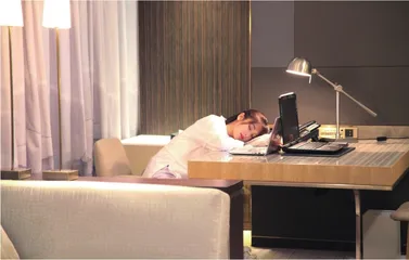 瞒着家人，他们假装上班1