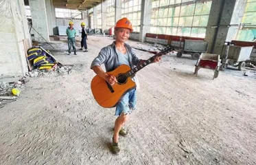 50岁农民工的双面人生:身体在搬砖,灵魂在歌唱2