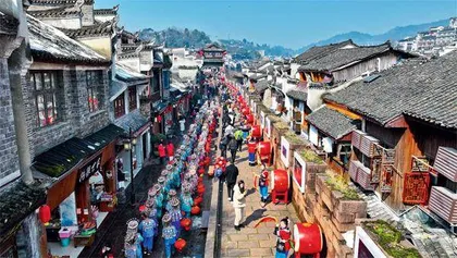 湖南凤凰:多彩民俗闹新春
