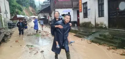 韦锦明:“逆行”救人,与死神擦肩1