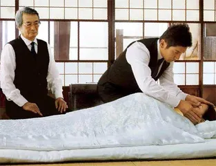 《入殓师》:一边相遇,一边告别1