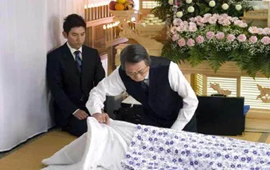 《入殓师》:一边相遇,一边告别2