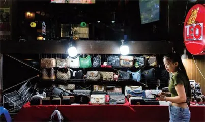 泰国怒砸山寨品1