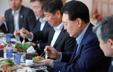 民众上街反排放，韩国大办海鲜节