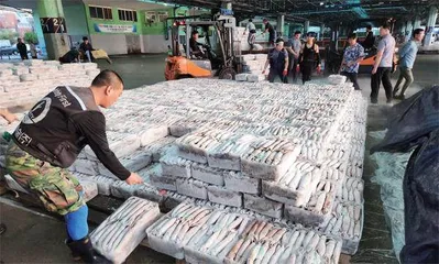 民众上街反排放,韩国大办海鲜节4