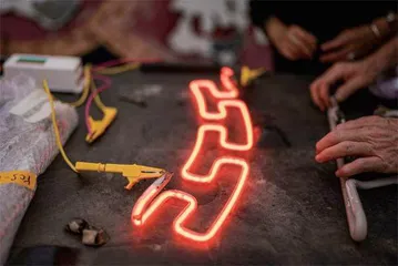 霓虹灯招牌,褪色了吗4